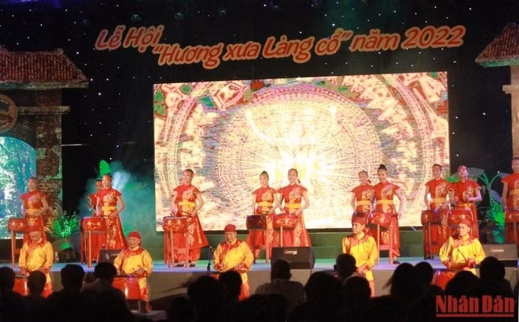An art performance at the opening ceremony of the festival.