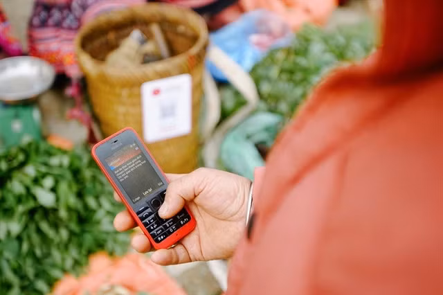 A customer completes a cashless payment with Viettel Money in Hạ Long City.