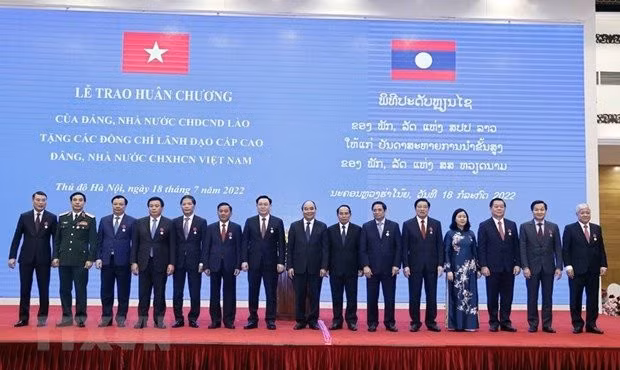 Senior Vietnamese and Lao officials attend the ceremony