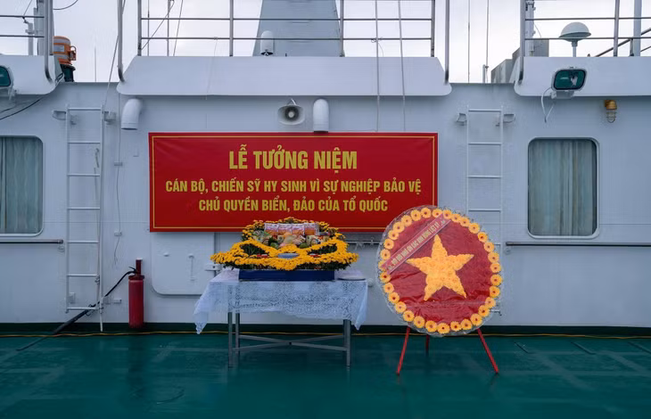 The service takes place on the deck of a ship carrying the working delegation to Truong Sa.
