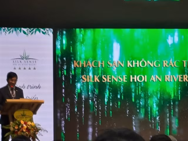 Trần Thái Do, chairman of the Silk Sense Hội An River resort, announces it as the first zero plastic waste destination in Quảng Nam Province. The resort has been trailing the target for years in making it a free waste resort. — VNS Photo Công Thành