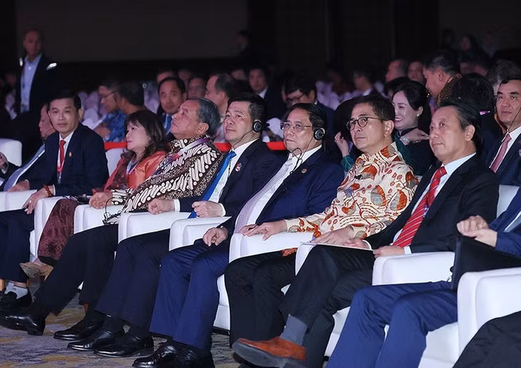 PM Pham Minh Chinh and other delegates attend the ASEAN Business and Investment Summit. (Photo: Duong Giang/VNA)