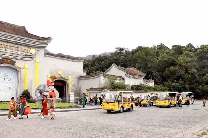 The number of visitors to Yen Tu relic site increased sharply during the holidays.