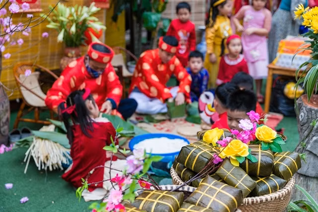 Students at Hoa Sen Pre-school in HCM City learn to wrap traditional chưng cakes for the Lunar New Year. VNA/VNS Photo Bích Huệ