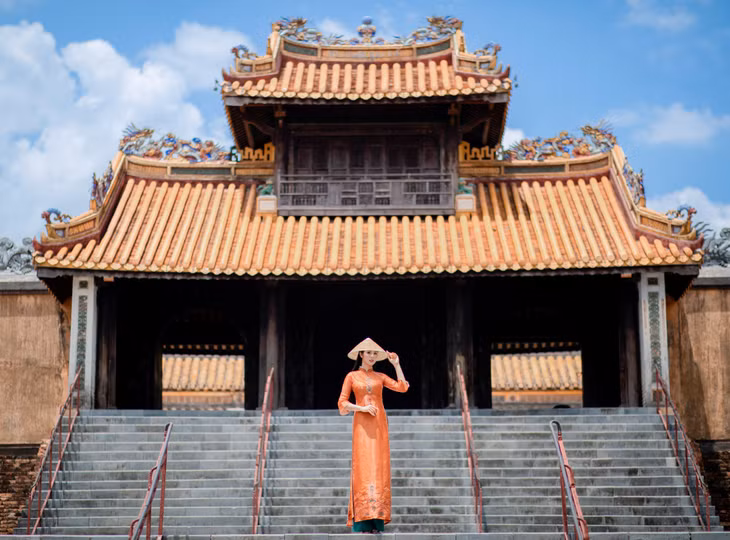 Beauty queen showcases ao dai collection at Hue royal tomb