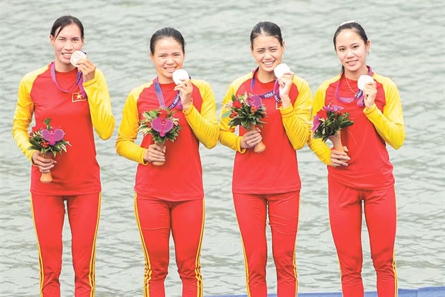 PROUD:Veteran rower Phạm Thị Thảo (left) and her teammates celebrate their bronze medal in the women's coxless fours during the 19th Asian Games in Hangzhous, China, on September 25. Photos of Sports Authotiry of Việt Nam