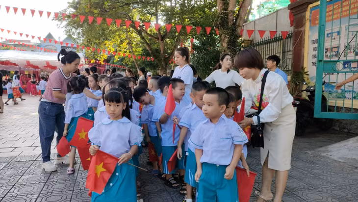 1st grade children go to school for the first time.