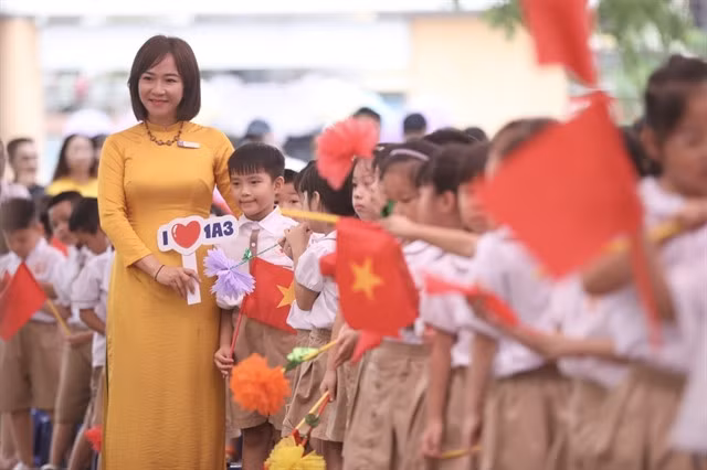 First graders are excited to start the new school year for 2023-2024 at Gia Quất Primary School in Hà Nội's Long Biên District. VNA/VNS Photo Minh Quyết