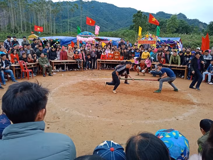 Folk games always attract a large number of people and tourists to see and experience.