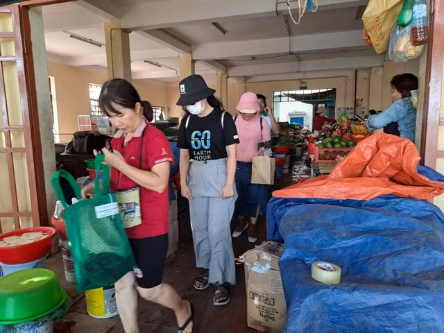 SUSTAINABLE: Visitors use recycled bags to shop at Tân Hiệp Market on the Chàm Islands. VNS Photo Công Thành
