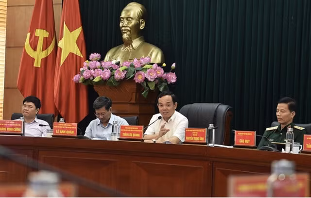 Deputy Prime Minister Trần Lưu Quang (2nd right) in the meeting with authorities of Hải Phòng City, and Quảng Ninh and Hải Dương provinces in Hải Phòng City yesterday. Photo baochinhphu.vn