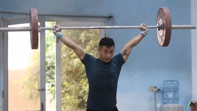 Trịnh Văn Vinh is expected to shine again at the world championship in his return to competitions after a doping ban. Photo tuoitre.vn