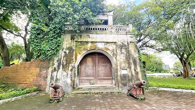 This photo shows one the citadel gate. The heritage site contains many vestiges reflecting the Vietnamese people's indomitable struggle, loyalty and resilience in the fight against foreign invaders. Photo nguoihanoi.vn