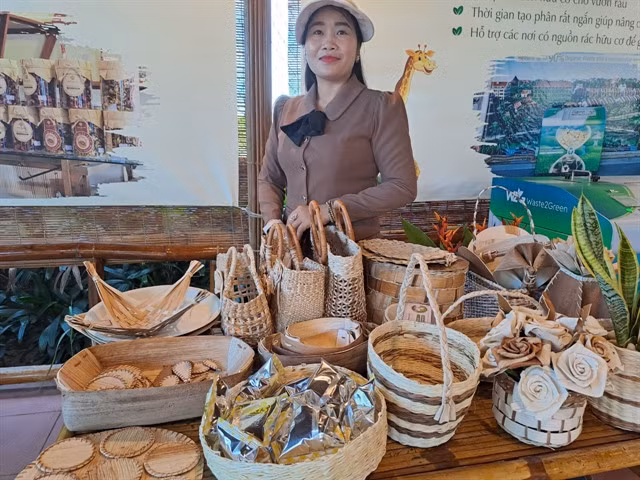 A pavilion shows handmade bags and plates from areca leaf sheaths in Tiên Phước of Quảng Nam Province. The environment-friendly crafts will help replace plastic ware in tourism and trade. — VNS Photo Công Thành