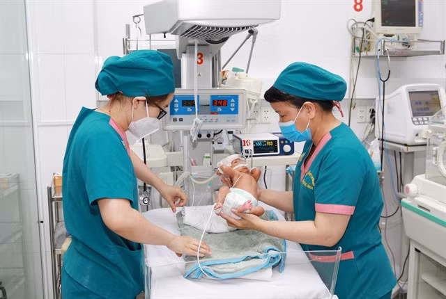 Nurses take care of a newborn at the Children’s Hospital No 2 in HCM City. — VNA/VNS Photo Đinh Hằng
