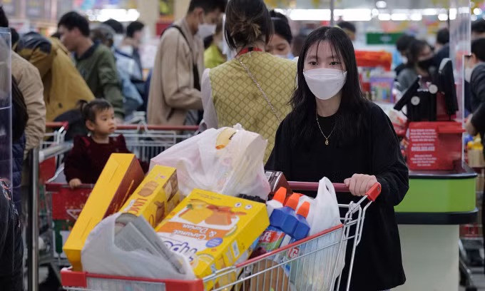 Hanoi mandates masks in crowded places as Covid returns
