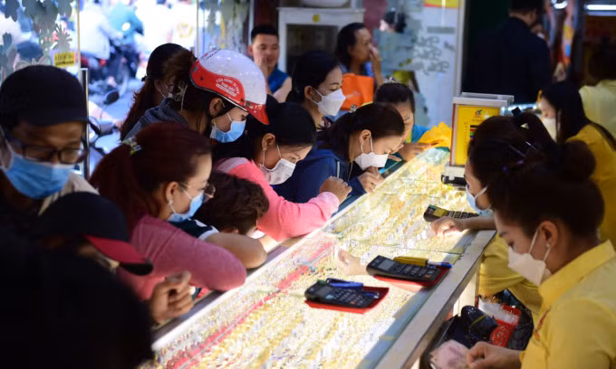 Gold ticks up