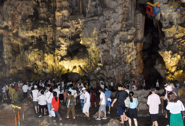 Thien Cung cave is one of the most visited and captivating caves within the cave system of Ha Long Bay, drawing large numbers of visitors with its spectacular natural beauty and impressive limestone formations.