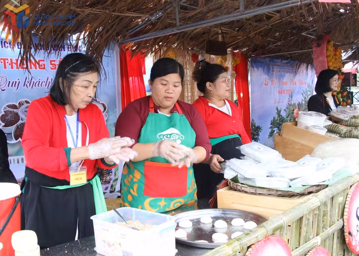 Các sản phẩm bánh, ẩm thực truyền thống của đồng bào dân tộc Sán Dìu được bày bán tại lễ hội.