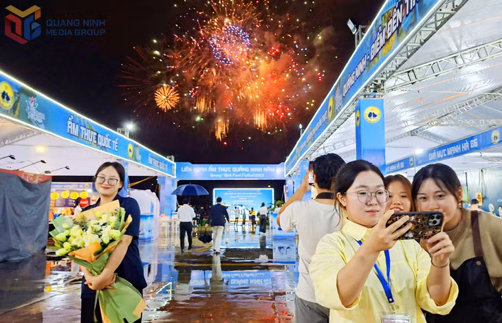 The vibrant and visually striking atmosphere of the 2025 Provincial Food Festival created a lively backdrop, drawing large numbers of visitors eager to take photos and check in, capturing the festive spirit of Quang Ninh.