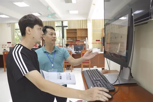 A resident is instructed to submit administrative procedures online at Vĩnh Yên Commune, Phú Thọ Province. — VNA/VNS Photo Nguyễn Thảo