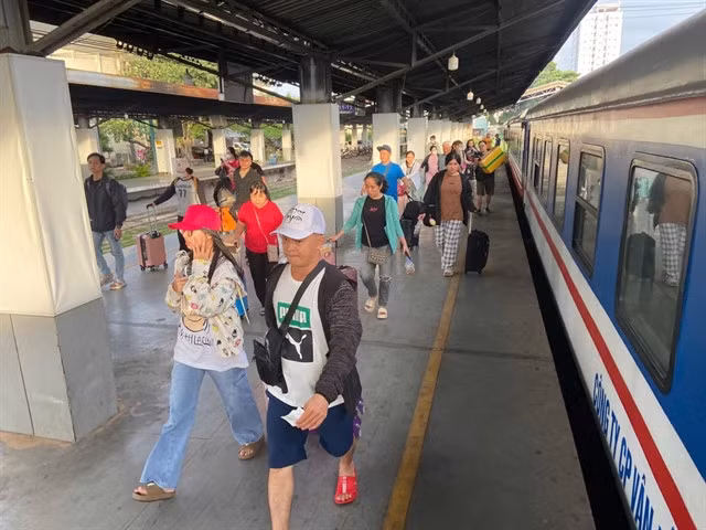 Train passengers at Sài Gòn Station in HCM City. — VNA/VNS Photo