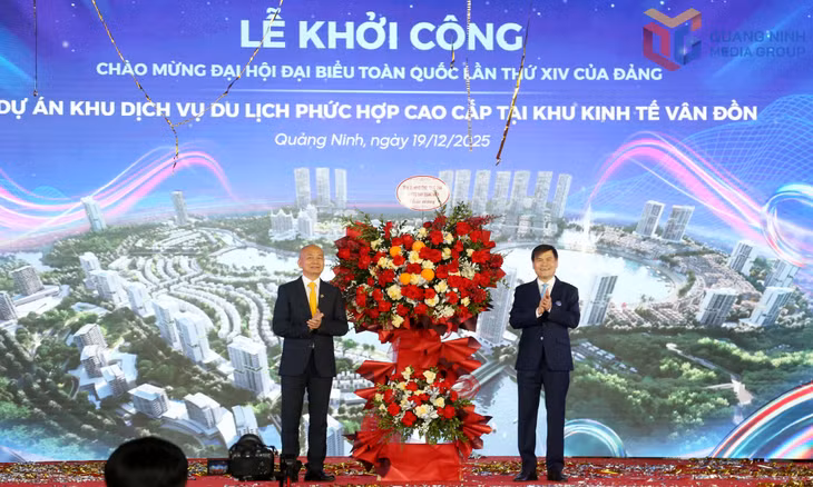 Tỉnh ủy, HĐND, UBND, Ủy ban MTTQ tỉnh tặng hoa chúc mừng Tập đoàn Sungroup.
