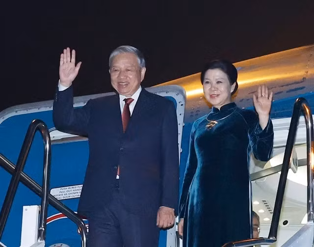 General Secretary of the Communist Party of Vietnam (CPV) Tô Lâm and his spouse Ngô Phương Ly left Wattay International Airport in Vientiane on Tuesday evening. VNA/VNS Photo Thống Nhất