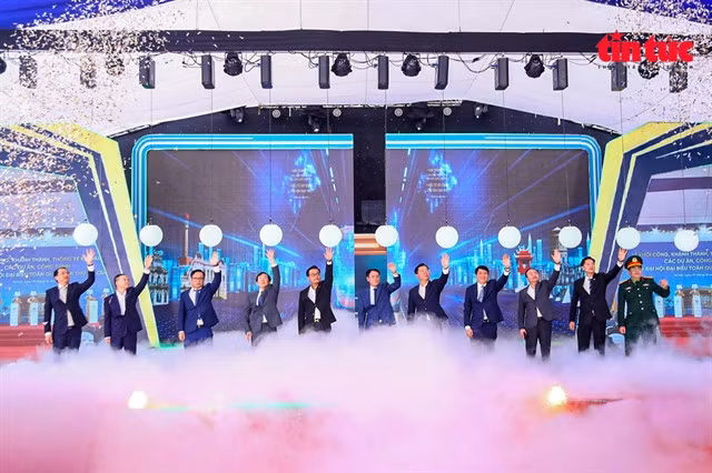Delegates at the ground-breaking ceremony for Hà Nội’s Metro Line 5 project linking Văn Cao, Ngọc Khánh, Láng and Hòa Lạc. — VNA/VNS Photo