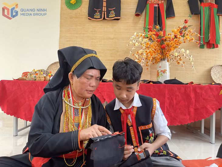 Artisan Tuyet carefully guides each stitch and thread, patiently teaching the students taking part in the club’s embroidery class.