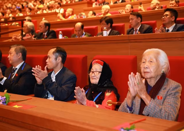 Old delegates at the congress.