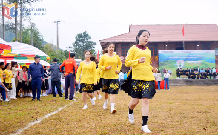 The female players from the Hoa An team (Tuyen Quang).