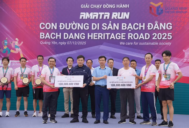 The organizing committee awarded VND 200 million in support funds to help build homes for disadvantaged families in Quang Yen and Hiep Hoa wards.