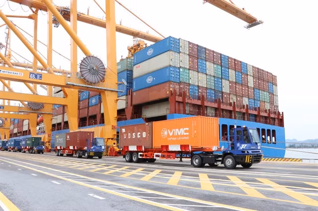 Containers loaded at Hải Phòng Port. Việt Nam’s trade revenue hit a record of $920 billion in 2025, an year-on-year increase of 17 per cent. — VNA/VNS Photo Mạnh Tú