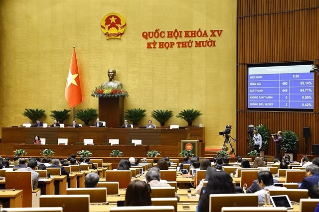 National Assembly deputies vote on the Population Law on Wednesday morning. — VNA/VNS Photo Doãn Tấn