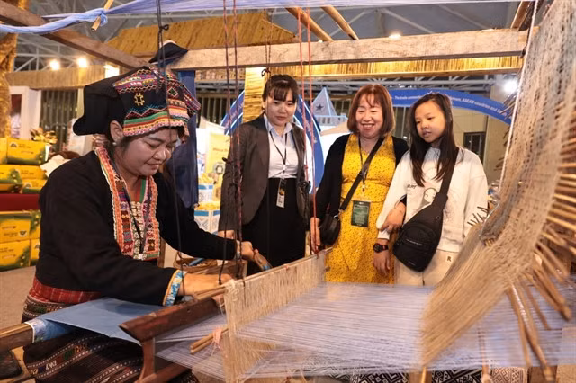 Visitors at 2025 Golden Autumn Fair. — VNA/VNS Photo Trần Việt