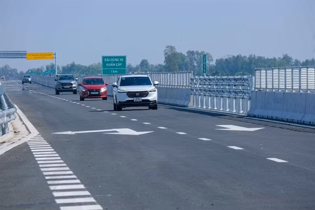Vehicles travel on the Cần Thơ–Hậu Giang Expressway on its opening day, December 22.