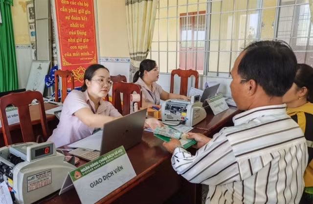 A man receiving preferential loan from the Việt Nam Bank for Social Policies. — VNA/VNS Photo
