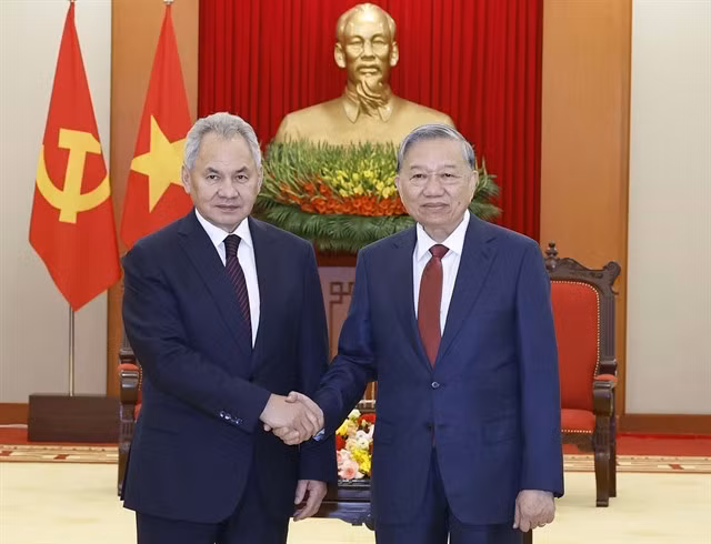 Party General Secretary Tô Lâm and Secretary of the Russian Federation Security Council Sergei Shoigu in Hà Nội on Tuesday. —VNA/VNS Photo Thống Nhất