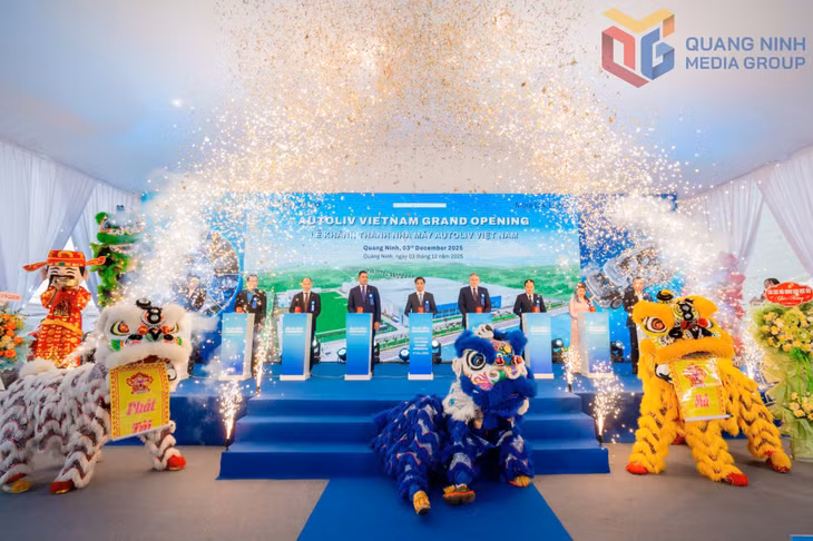 Các đại biểu bấm nút khánh thành nhà máy
