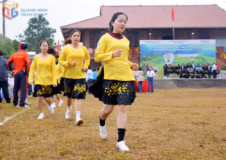 Tay girls from Hoa An commune (Tuyen Quang province) warm up before the match.