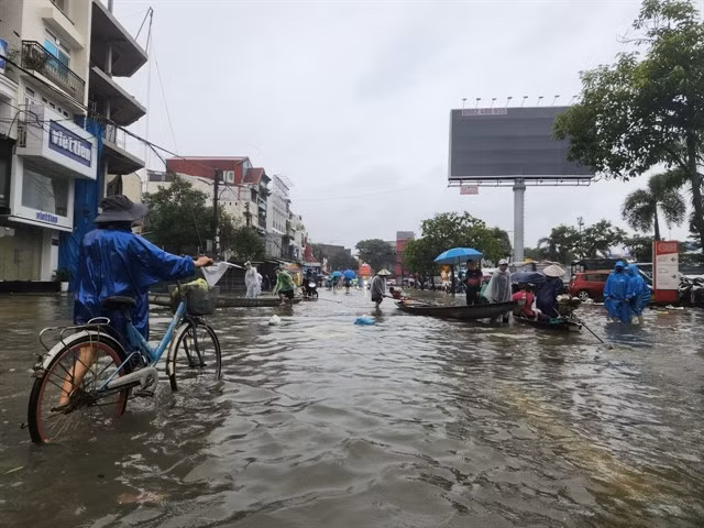 Huế City submerged in water in late October. — VNA/VNS Photo Mai Trang