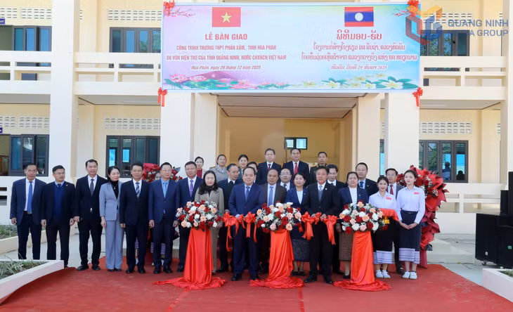 Đồng chí Quản Minh Cường, Bí thư Tỉnh ủy, Trưởng Đoàn ĐBQH tỉnh Quảng Ninh và đồng chí Phút-phăn Kẹo-vông-xay, Bí thư Tỉnh uỷ tỉnh Hủa Phăn cắt băng bàn giao Trường THPT Phăn Xăm.