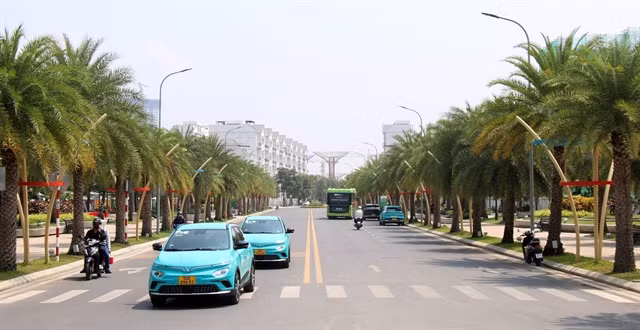 Green SM's electric taxis. — VNA/VNS Photo