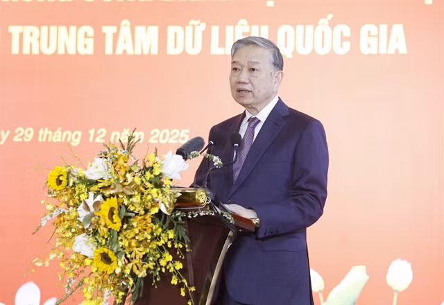 Party General Secretary Tô Lâm speaks at the working visit to the facility at Hà Nội's Hoà Lạc Hi-Tech Park on Monday. VNA/VNS Photo