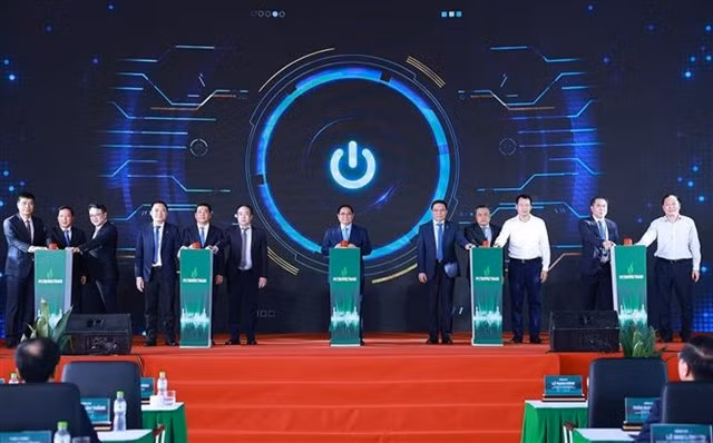 Prime Minister Phạm Minh Chính and delegates press the button to inaugurate the Nhơn Trạch 3 and 4 LNG power plants. — VNA/VNS Photo Dương Giang