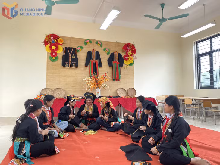 Artisan Trieu Thi Tuyet guides a brocade embroidery class of the Dao Thanh Phan Cultural Preservation Club, where the beauty of ethnic heritage is carefully preserved stitch by stitch.