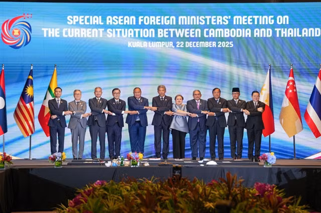 Participants pose for a group photo at the ASEAN foreign ministers’ special meeting on the current situation between Cambodia and Thailand, held in Kuala Lumpur, Malaysia, on Monday. — Photo of the Ministry of Foreign Affairs