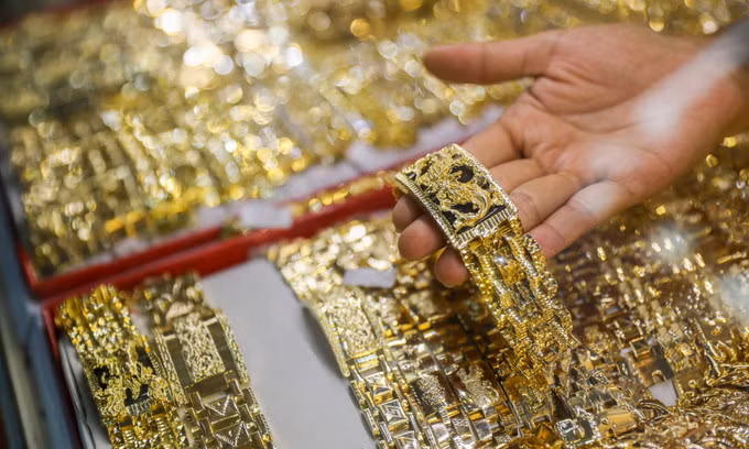 Gold inches up