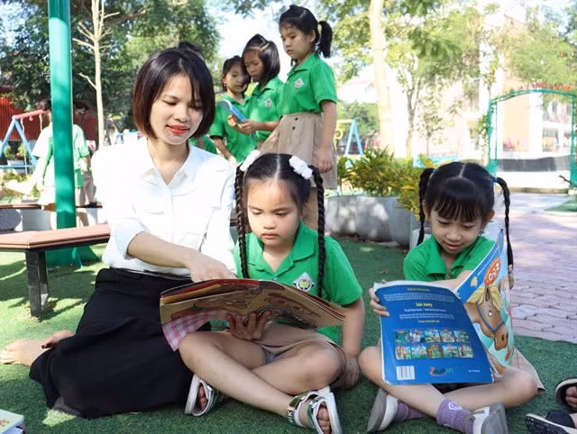 A book reading session at Trần Quốc Toản primary and secondary school in Bắc Ninh City.
